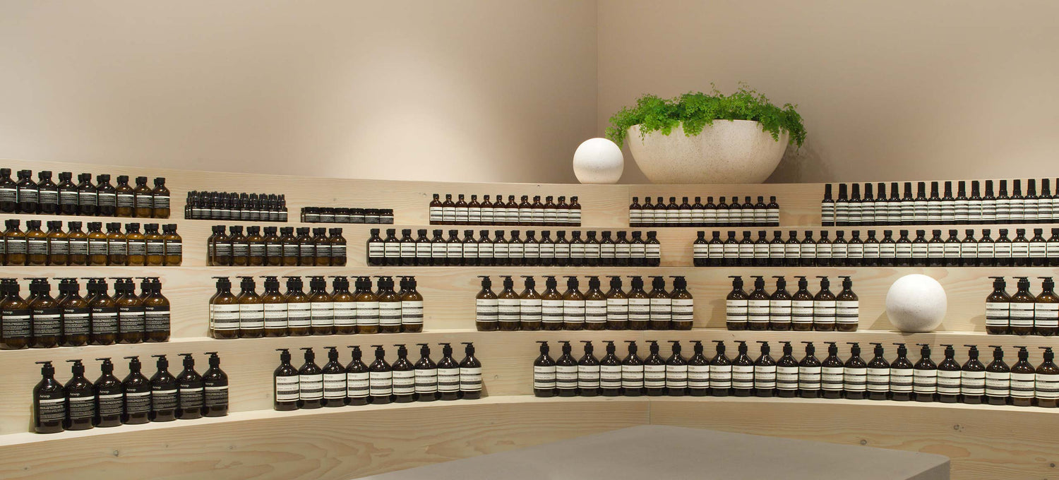 ผลิตภัณฑ์เอสอปจัดวางบนชั้นไม้